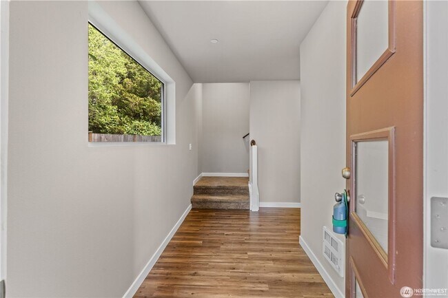 Building Photo - Newer Modern Townhome, Attached 2 car garage, Bedroom and bath on ground level