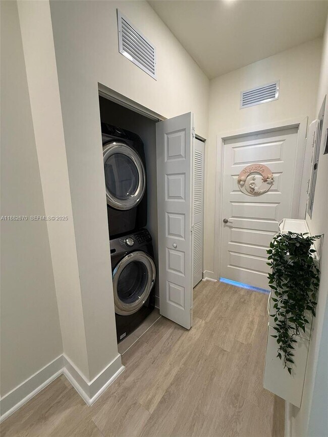 Building Photo - 7819 NW 104th Ave