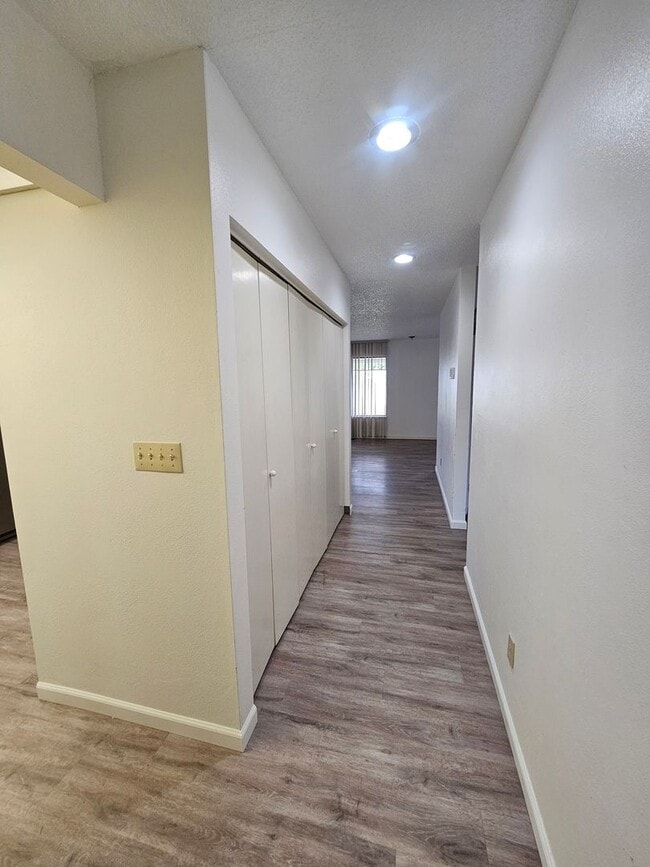 Building Photo - 1 Bedroom Condo on the Golf Course!