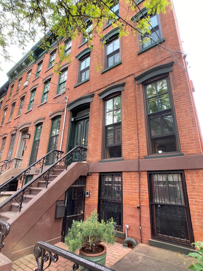 Building Photo - 255 4th St
