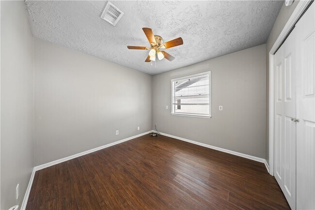 Building Photo - 1419 Hillside Dr