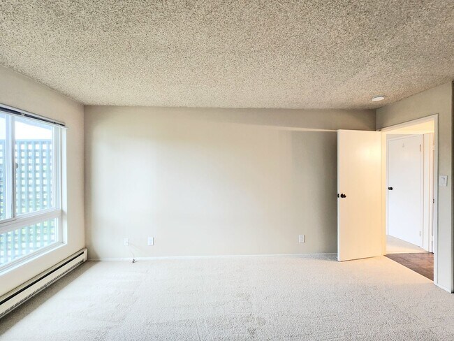 Building Photo - Top floor Woodlake condo, corner location