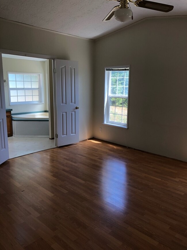 Building Photo - Spacious 3 bedroom home