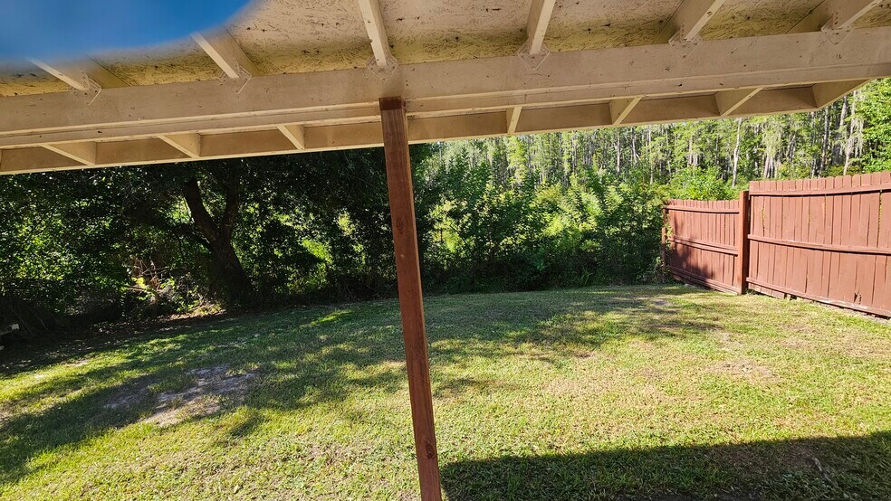 Private yard - 18717 Hamilton St