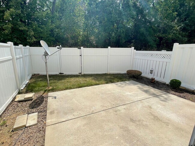 Building Photo - Great Location!  Townhouse with a Garage