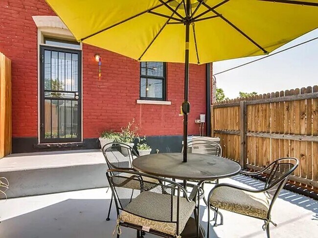 Building Photo - Charming End-Unit Townhome for Rent in Cur...