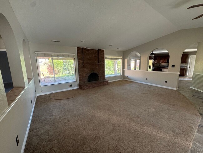 Building Photo - 4 Bed 2.5 Bath Home for Rent