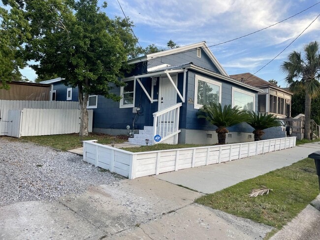 Building Photo - 411 N D St