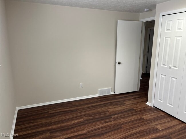 Building Photo - 8671 Ashwood Dr