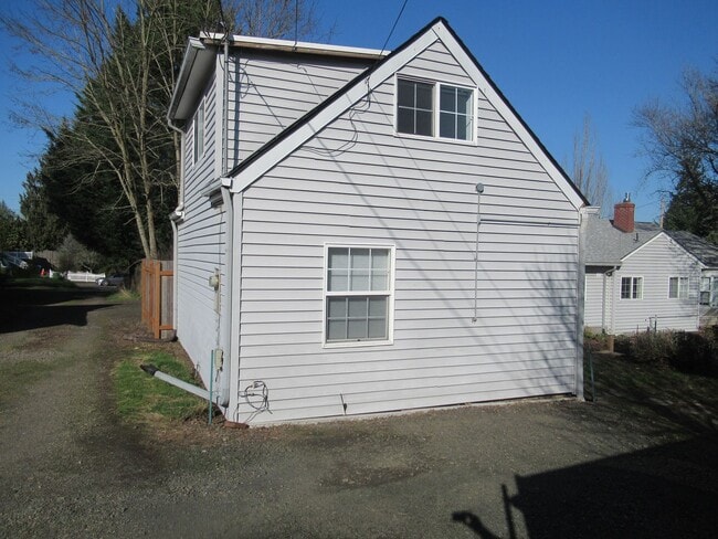 Building Photo - Cute One Bedroom Cottage