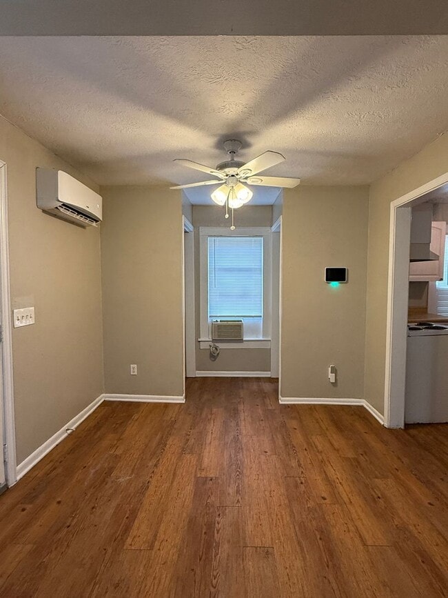 Building Photo - 1 Bedroom 1 Bath - Back House