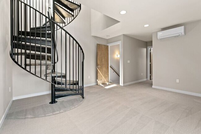 Building Photo - Trendy West Seattle Townhome w/Air Conditioning and Rooftop Deck