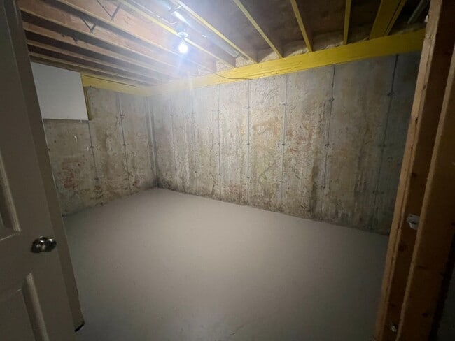 Building Photo - 4-bedroom 1.5 baths house near I-44