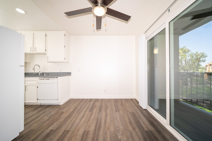 Building Photo - 1440 Oak Dr