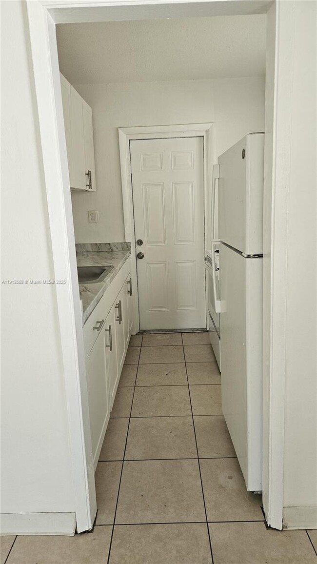 Building Photo - 1610 NW 7th Pl