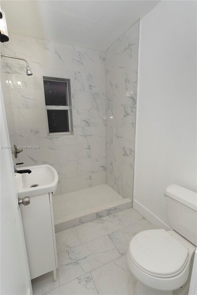 Building Photo - 111 SW 31st Ct