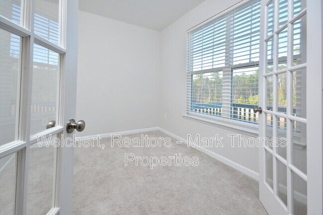 Building Photo - 1043 Manorhaven Dr