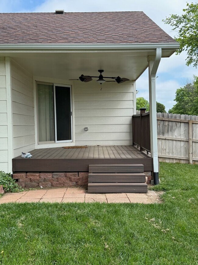 Building Photo - Spacious 3 Bedroom, 2 Bath - Your Derby Ho...