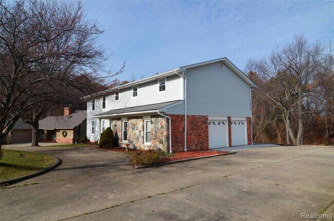 Building Photo - 8152 Fairfield Cir