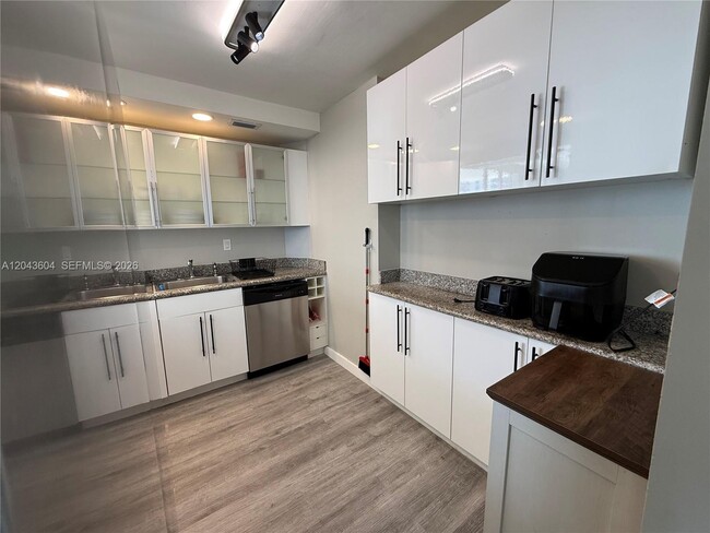 Building Photo - 5838 Collins Ave