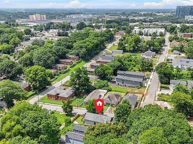 Building Photo - Stylish 4bd/2ba Renovated Rental with Fenced Yard in Growing Westside Neighborhood