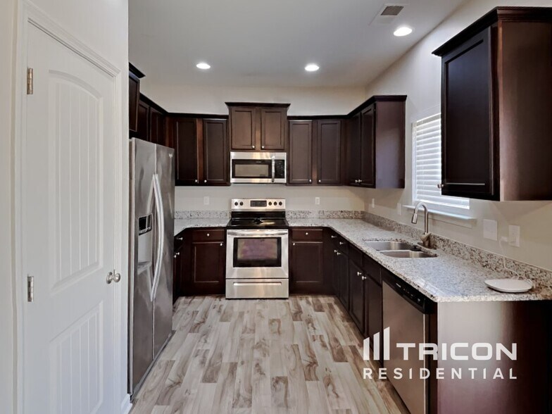 Building Photo - 2900 Dallas Ct