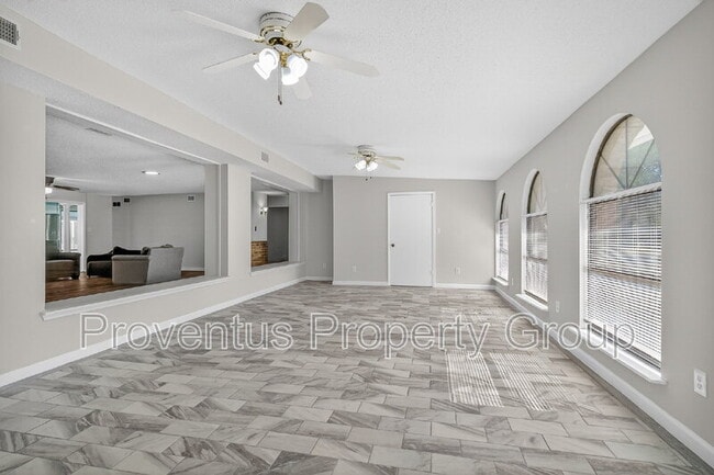 Building Photo - 8 Manor Dr