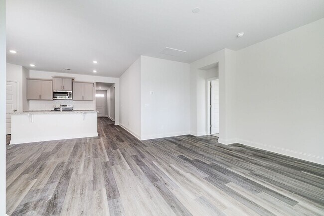 Building Photo - Beautiful 4 bedroom, 2 bathroom home locat...