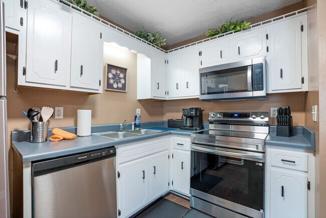 Building Photo - Hope’s Place | Cozy 2BR Condo Near Fort Campbell