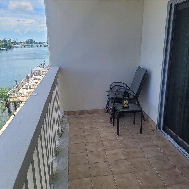 Building Photo - 9111 E Bay Harbor Dr