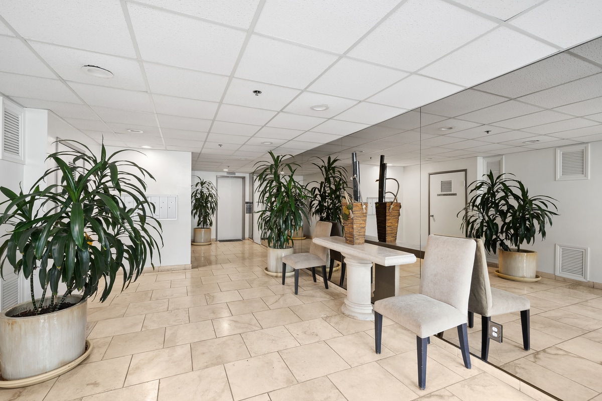 Lobby - 432 S Hamel Rd