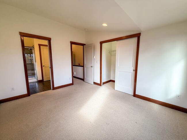 Building Photo - 3bd/2.5ba Seattle Townhome