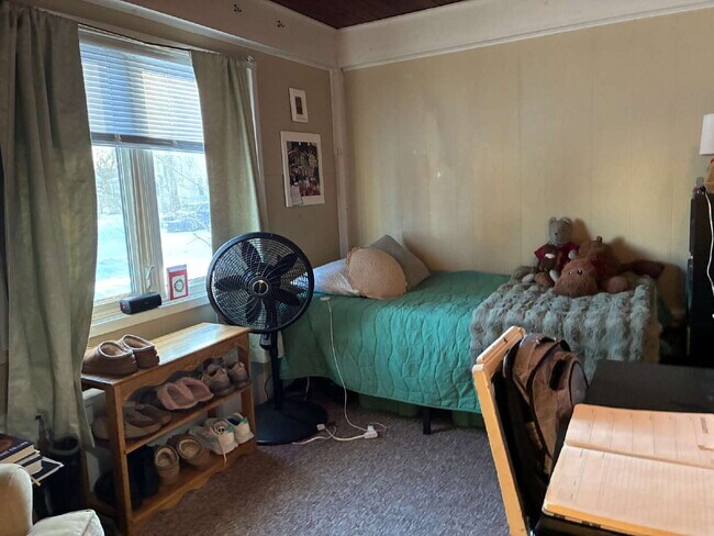 Building Photo - 4 Bed 2 Bath close to UWEC!