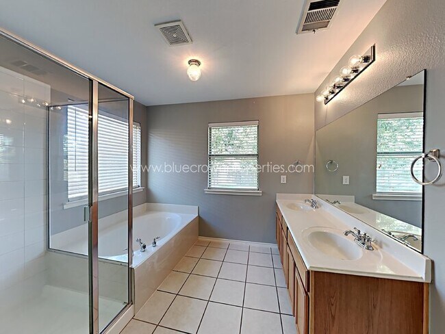 Building Photo - 9804 Southgate Dr