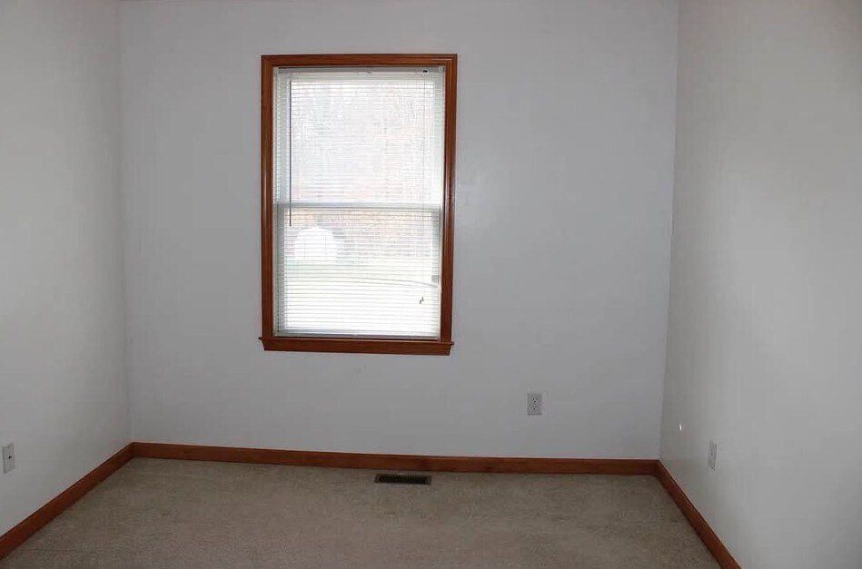 Building Photo - 35 Catalpa Dr