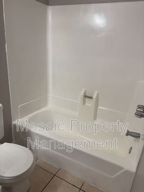 Building Photo - 2440 E Waltann Ln