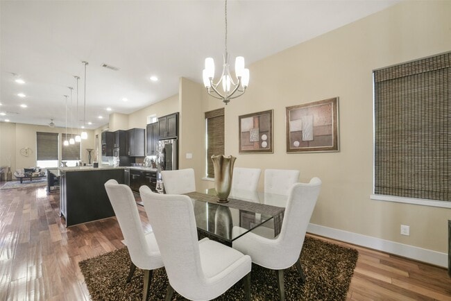 Building Photo - 5425 Hidalgo St