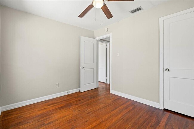 Building Photo - 555 Shady Oak Dr