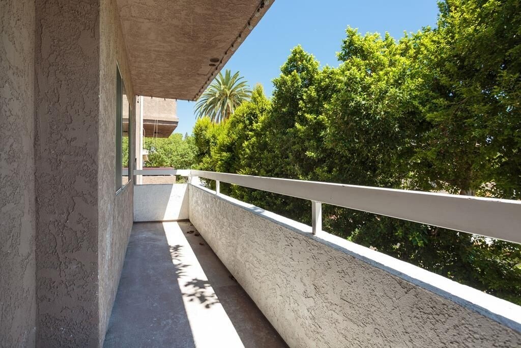 Building Photo - 4454 Coldwater Canyon Ave