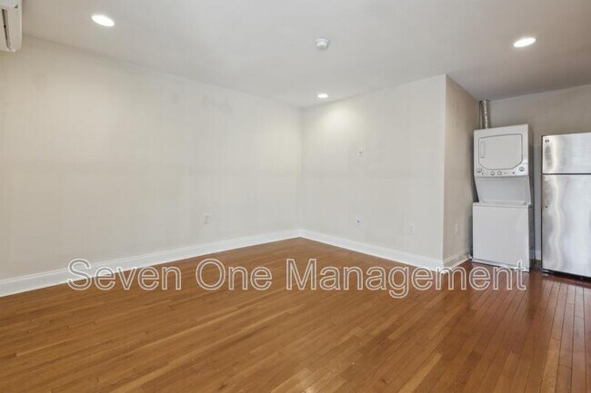 Building Photo - 6066 Ridge Ave