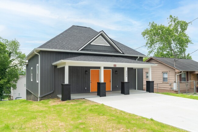 Building Photo - 2642 Summit Ave