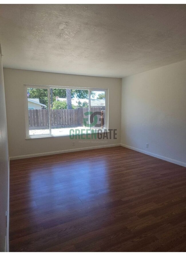 Building Photo - 3 BEDROOM 2 BATH HOME MOVE IN READY IN MOD...