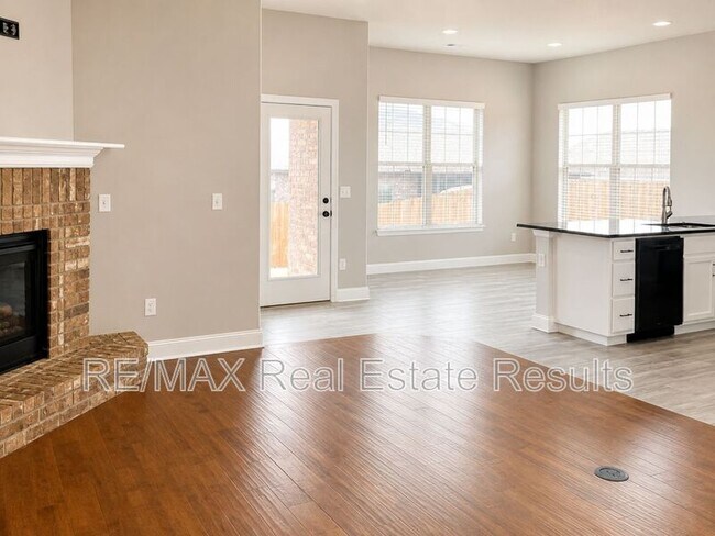 Building Photo - 511 Melrose Pl