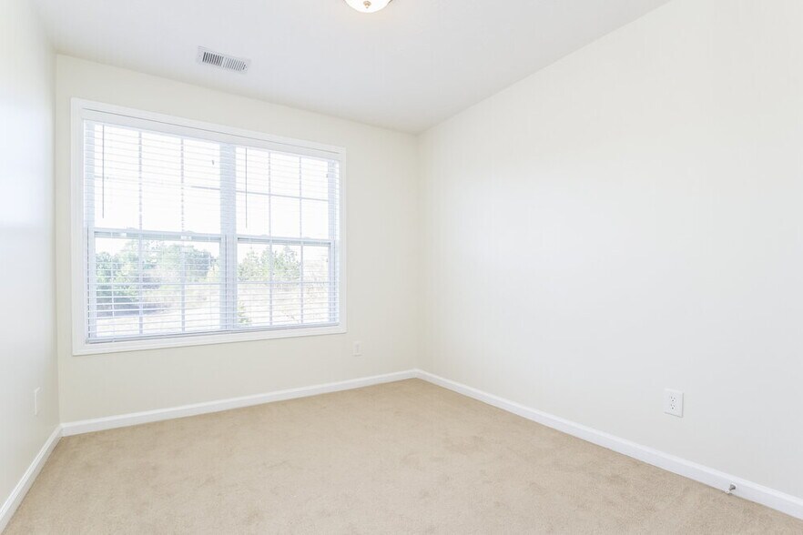 Building Photo - 815 Forsythia Way