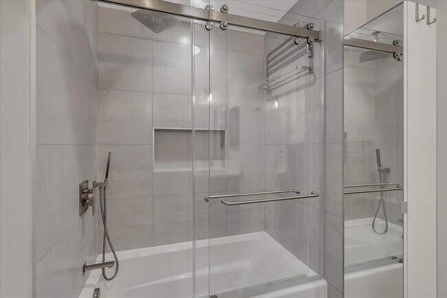 Building Photo - Great Location! Great Schools! Month to Mo...