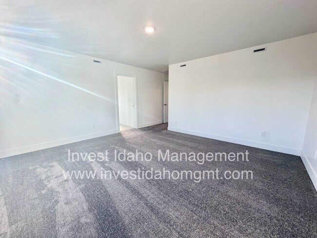 Building Photo - Beautiful less than a year old Luxury Townhome available soon!