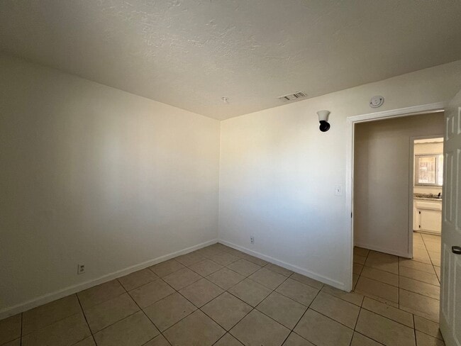 Building Photo - 3 Bedroom 2 Bathroom House with 2 Car Garage
