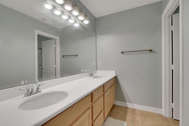 Building Photo - 15723 Parkhouse Dr