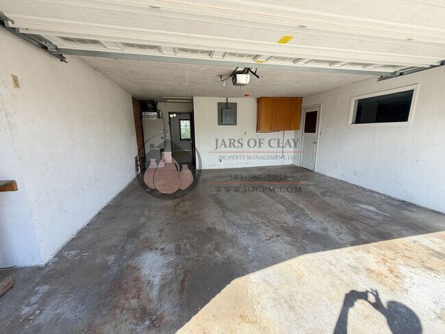 Building Photo - 3BR Single-Level Home in NE Salem | Tons of Storage!