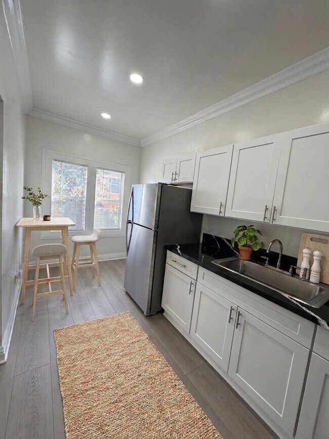 Unit 304 - 1117 S Westlake Ave